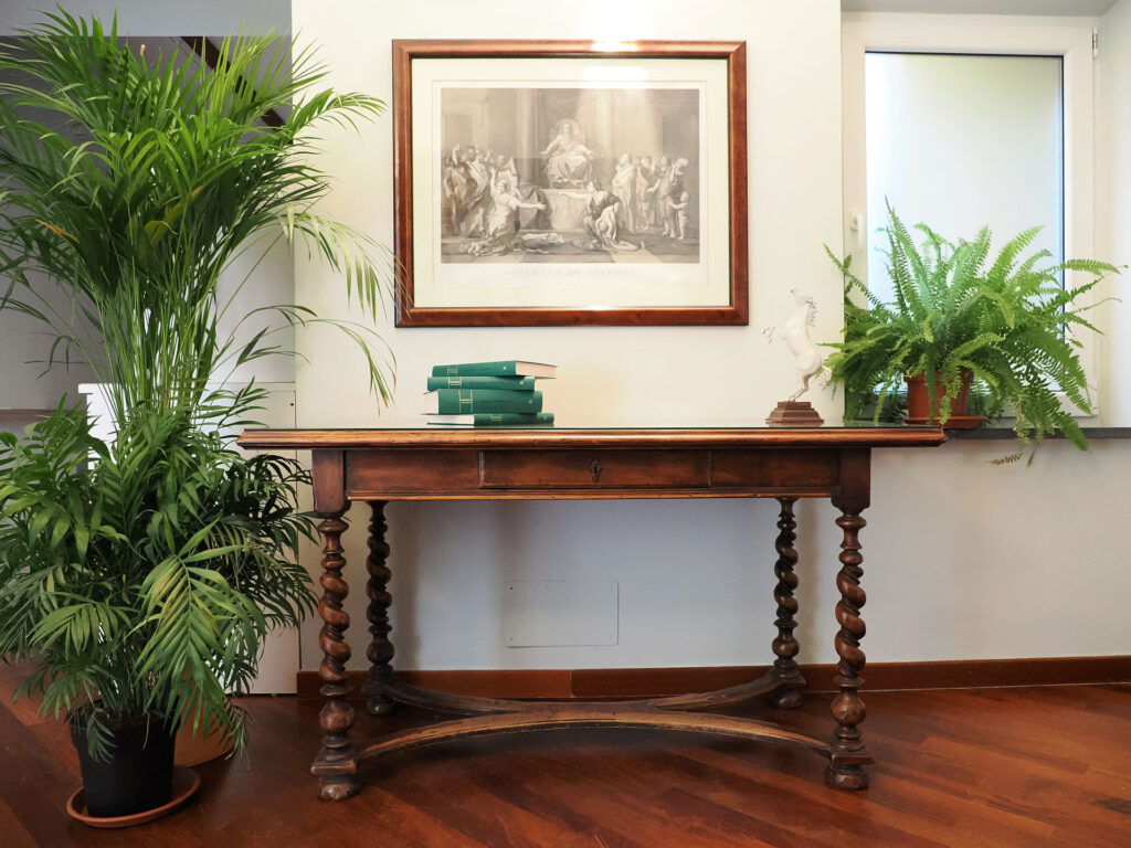 foto scrivania sopra